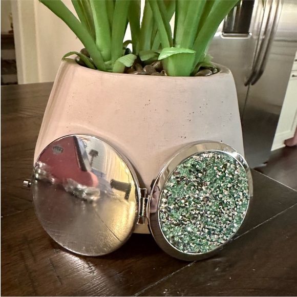 NEW!! Glam Compact Mirror - Picture 3 of 12